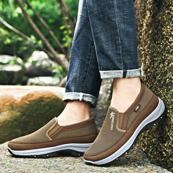 "Grijze heren orthopedische wandelschoenen met stevige zolen en demping, ideaal voor outdoor avonturen en dagelijks comfort."