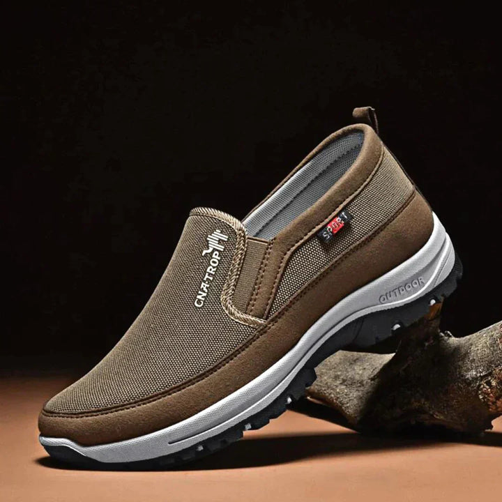 "Grijze heren orthopedische wandelschoenen met stevige zolen en demping, ideaal voor outdoor avonturen en dagelijks comfort."