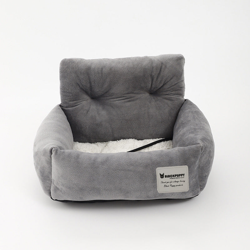"Grijze honden autostoel, veilig en comfortabel. Zachte bekleding, waterafstotend, eenvoudig te installeren. Ideaal voor auto