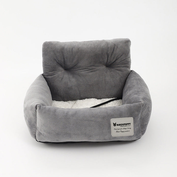 "Grijze honden autostoel, veilig en comfortabel. Zachte bekleding, waterafstotend, eenvoudig te installeren. Ideaal voor auto