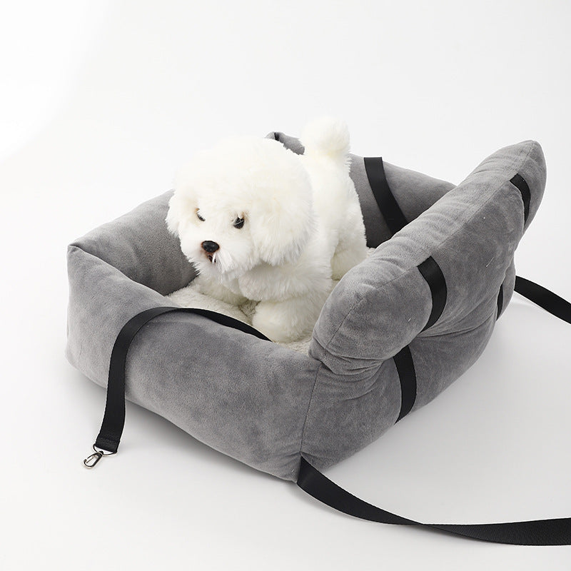 "Grijze honden autostoel, veilig en comfortabel. Zachte bekleding, waterafstotend, eenvoudig te installeren. Ideaal voor auto