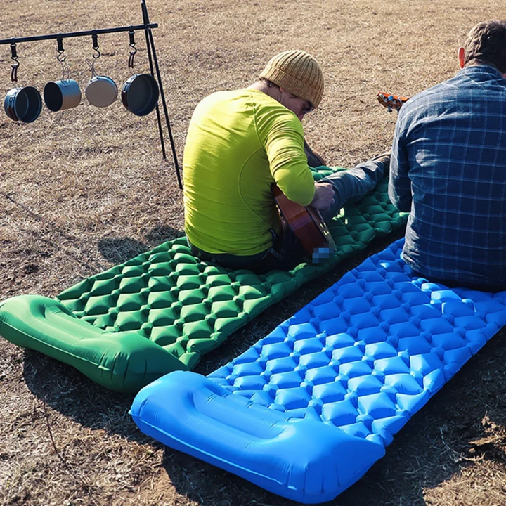 "Groen luchtbed met ingebouwde pomp, ergonomisch ontwerp, lichtgewicht voor kampeervakanties of festivals."