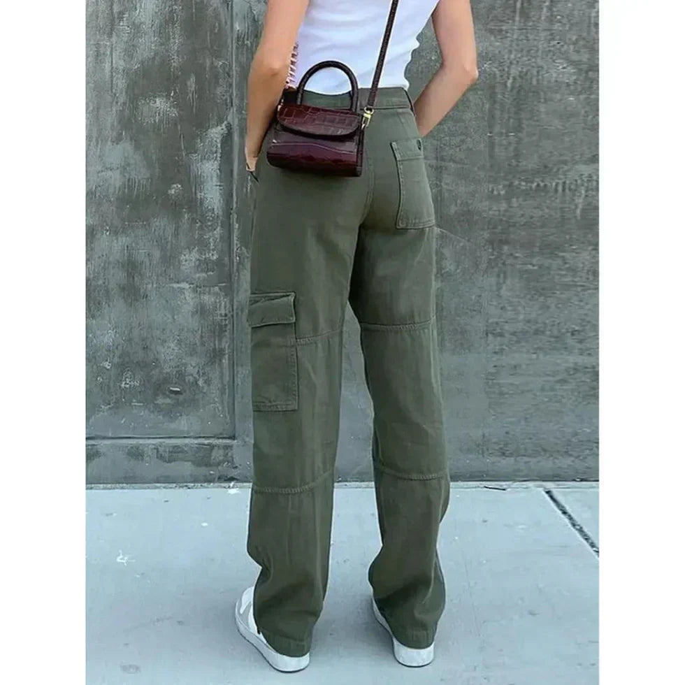"Groene dames cargo broek met comfortabele pasvorm, ideaal voor casual of chique gelegenheden, modieuze stijl."