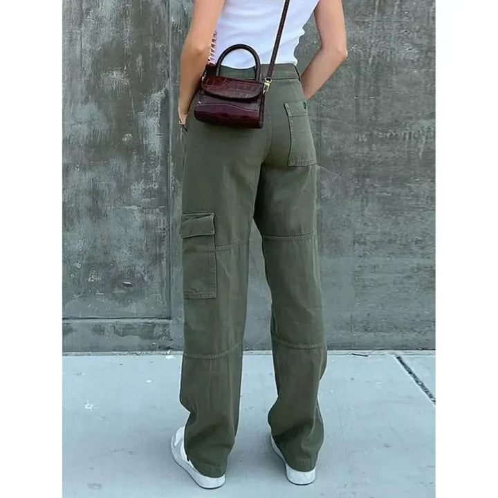 "Groene dames cargo broek met comfortabele pasvorm, ideaal voor casual of chique gelegenheden, modieuze stijl."