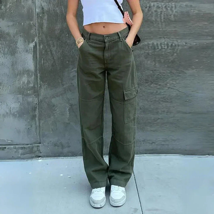 "Groene dames cargo broek met comfortabele pasvorm, ideaal voor casual of chique gelegenheden, modieuze stijl."