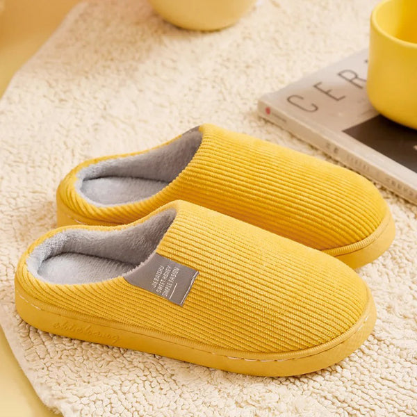 "Groene pluche dames orthopedische pantoffels met ergonomisch voetbed en anti-slip zool, ideaal voor thuiscomfort."