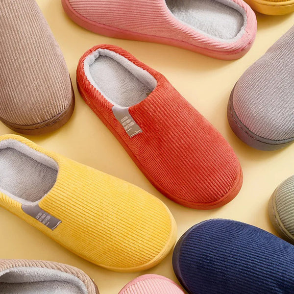 "Groene pluche dames orthopedische pantoffels met ergonomisch voetbed en anti-slip zool, ideaal voor thuiscomfort."