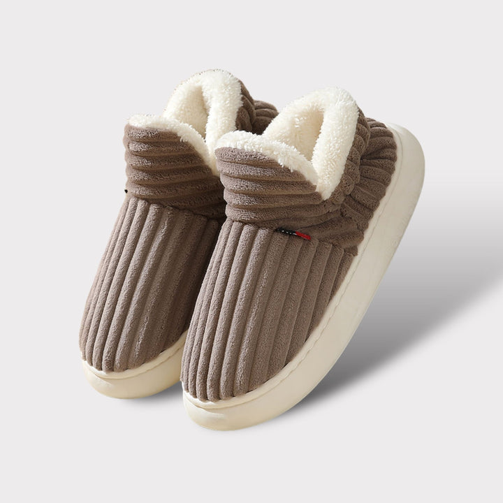 "Groene wintersloffen met fluffy witte fleece voering en zachte zool, comfortabele pantoffels voor warmte en stijl in de wint