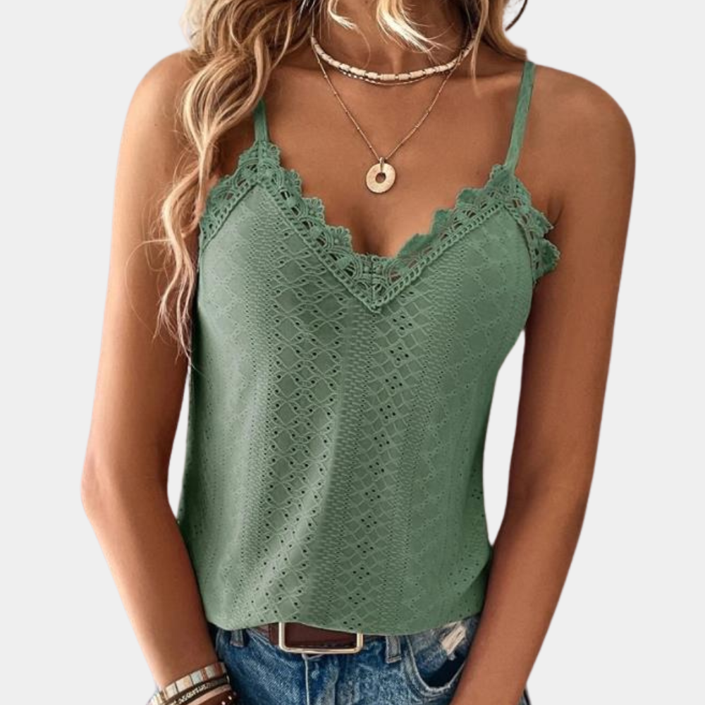 "Groene zomerse damestop met V-hals, eyelet borduursel en kanten details voor een stijlvolle look."