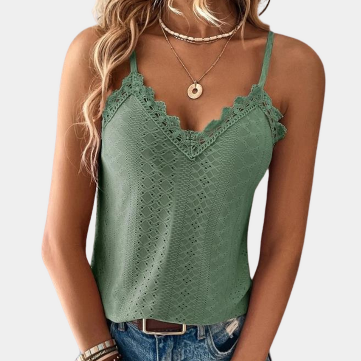 "Groene zomerse damestop met V-hals, eyelet borduursel en kanten details voor een stijlvolle look."