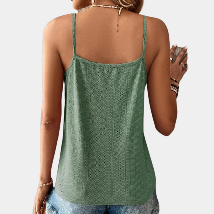 "Groene zomerse damestop met V-hals, eyelet borduursel en kanten details voor een stijlvolle look."