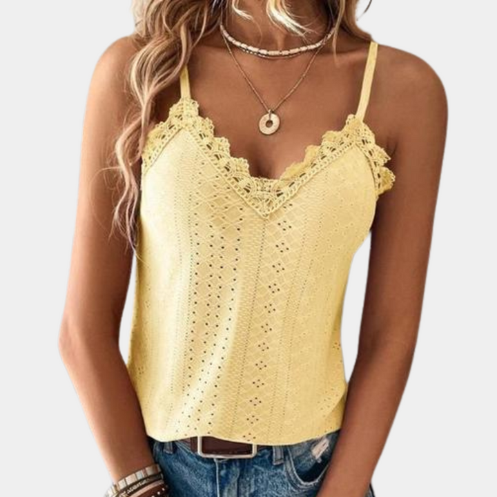 "Groene zomerse damestop met V-hals, eyelet borduursel en kanten details voor een stijlvolle look."