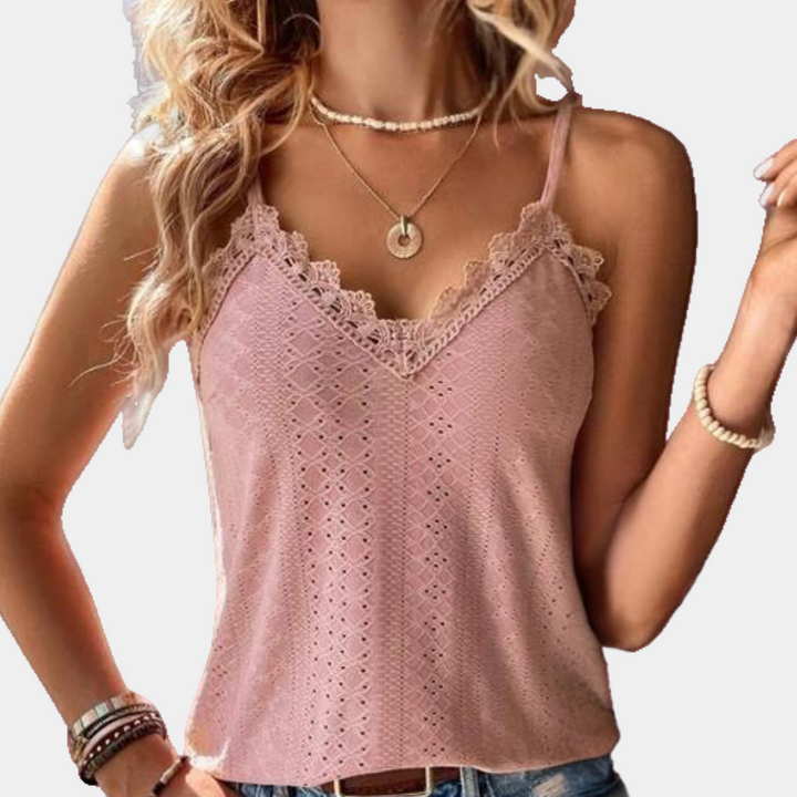 "Groene zomerse damestop met V-hals, eyelet borduursel en kanten details voor een stijlvolle look."