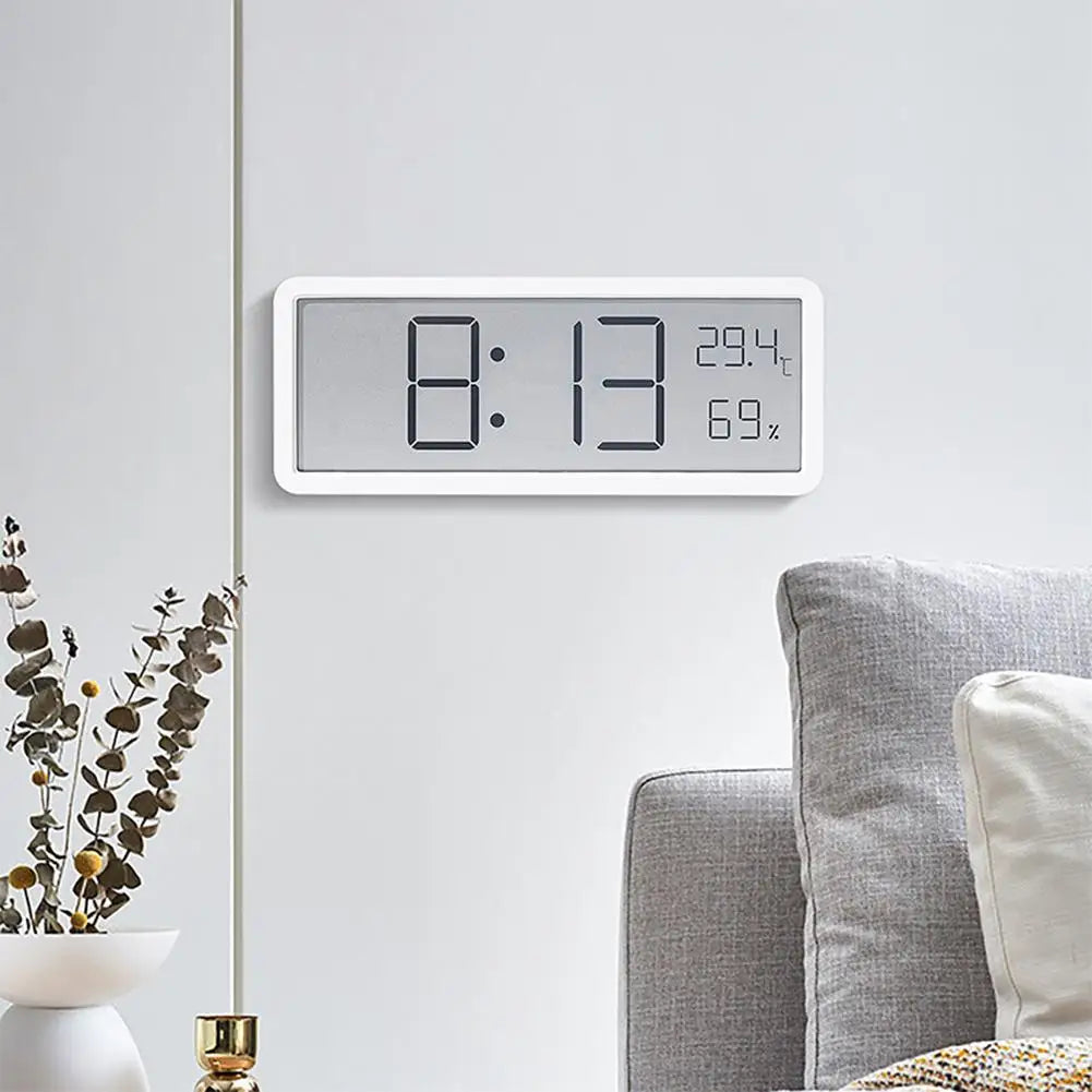 "Grote digitale wandklok met helder LED display, temperatuur- en vochtigheidssensor, ontwerp voor huis en kantoor."