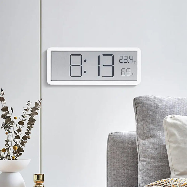 "Grote digitale wandklok met helder LED display, temperatuur- en vochtigheidssensor, ontwerp voor huis en kantoor."