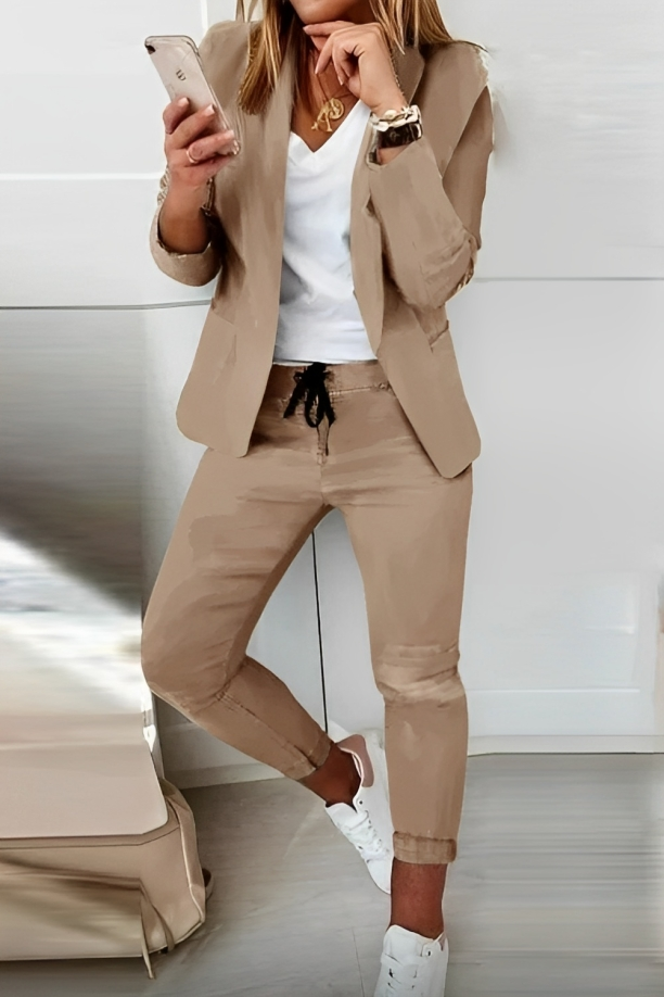 "Gwen 2-delige dames blazer set, stijlvol en comfortabel, met strakke lijnen en elegante pasvorm in zachte stoffen."