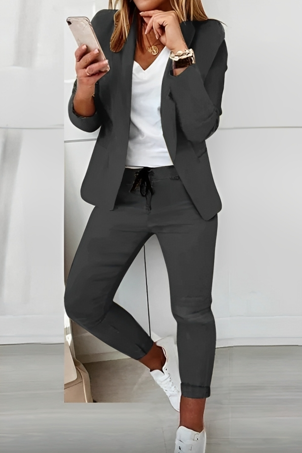 "Gwen 2-delige dames blazer set, stijlvol en comfortabel, met strakke lijnen en elegante pasvorm in zachte stoffen."