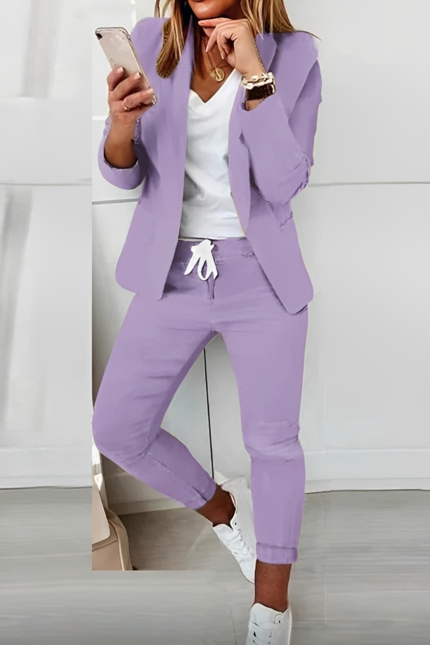 "Gwen 2-delige dames blazer set, stijlvol en comfortabel, met strakke lijnen en elegante pasvorm in zachte stoffen."
