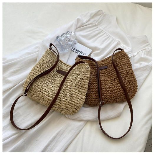 "Handgemaakte boho handtas voor dames, zomerse strandtas met natuurlijke charme en ruim design, ideaal voor zonnige dagen."