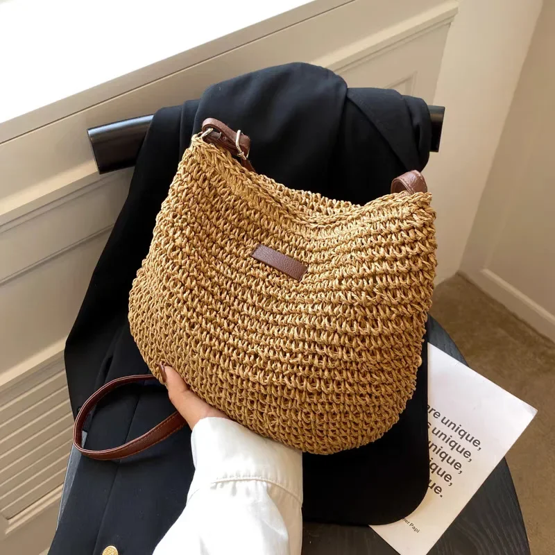 "Handgemaakte boho handtas voor dames, zomerse strandtas met natuurlijke charme en ruim design, ideaal voor zonnige dagen."