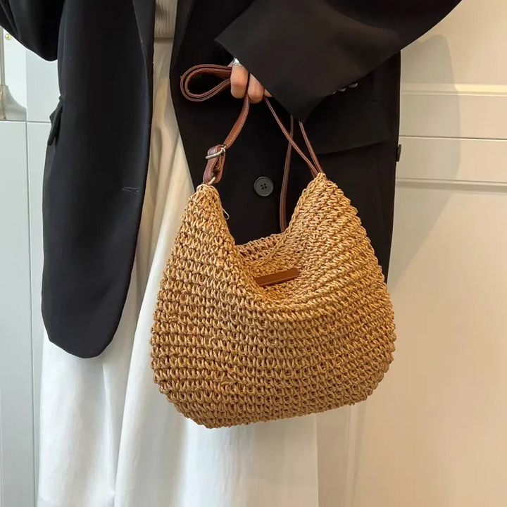 "Handgemaakte boho handtas voor dames, zomerse strandtas met natuurlijke charme en ruim design, ideaal voor zonnige dagen."