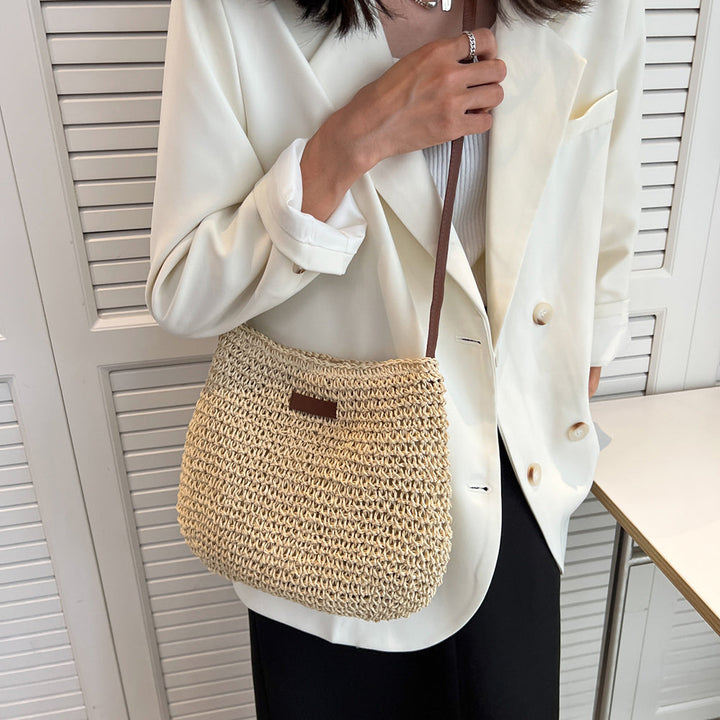"Handgemaakte boho handtas voor dames, zomerse strandtas met natuurlijke charme en ruim design, ideaal voor zonnige dagen."