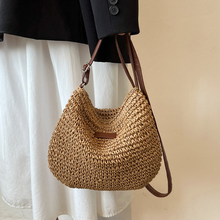"Handgemaakte boho handtas voor dames, zomerse strandtas met natuurlijke charme en ruim design, ideaal voor zonnige dagen."