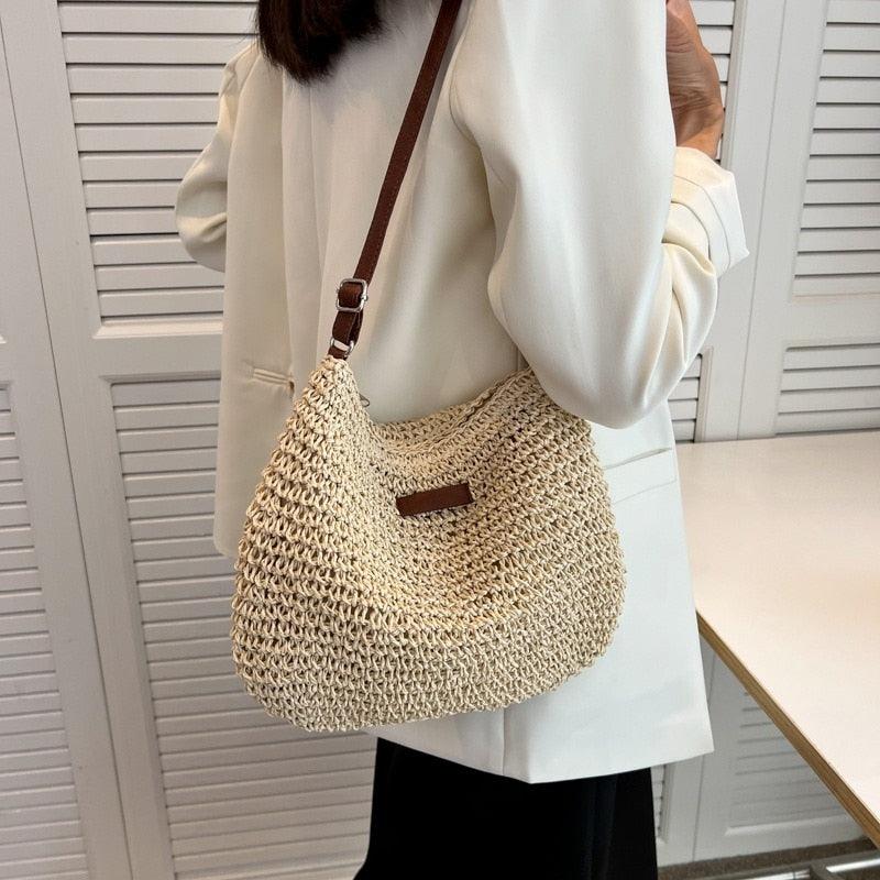 "Handgemaakte boho handtas voor dames, zomerse strandtas met natuurlijke charme en ruim design, ideaal voor zonnige dagen."