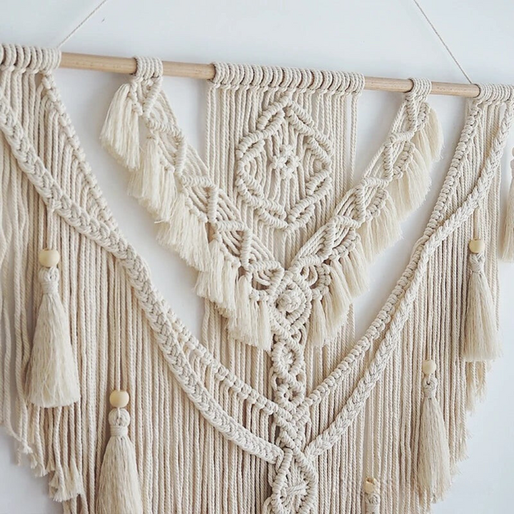"Handgemaakte Scandinavische Boho Macramé Wandhanger Liora met gedetailleerde patronen, beige en geel, 75x95 cm."