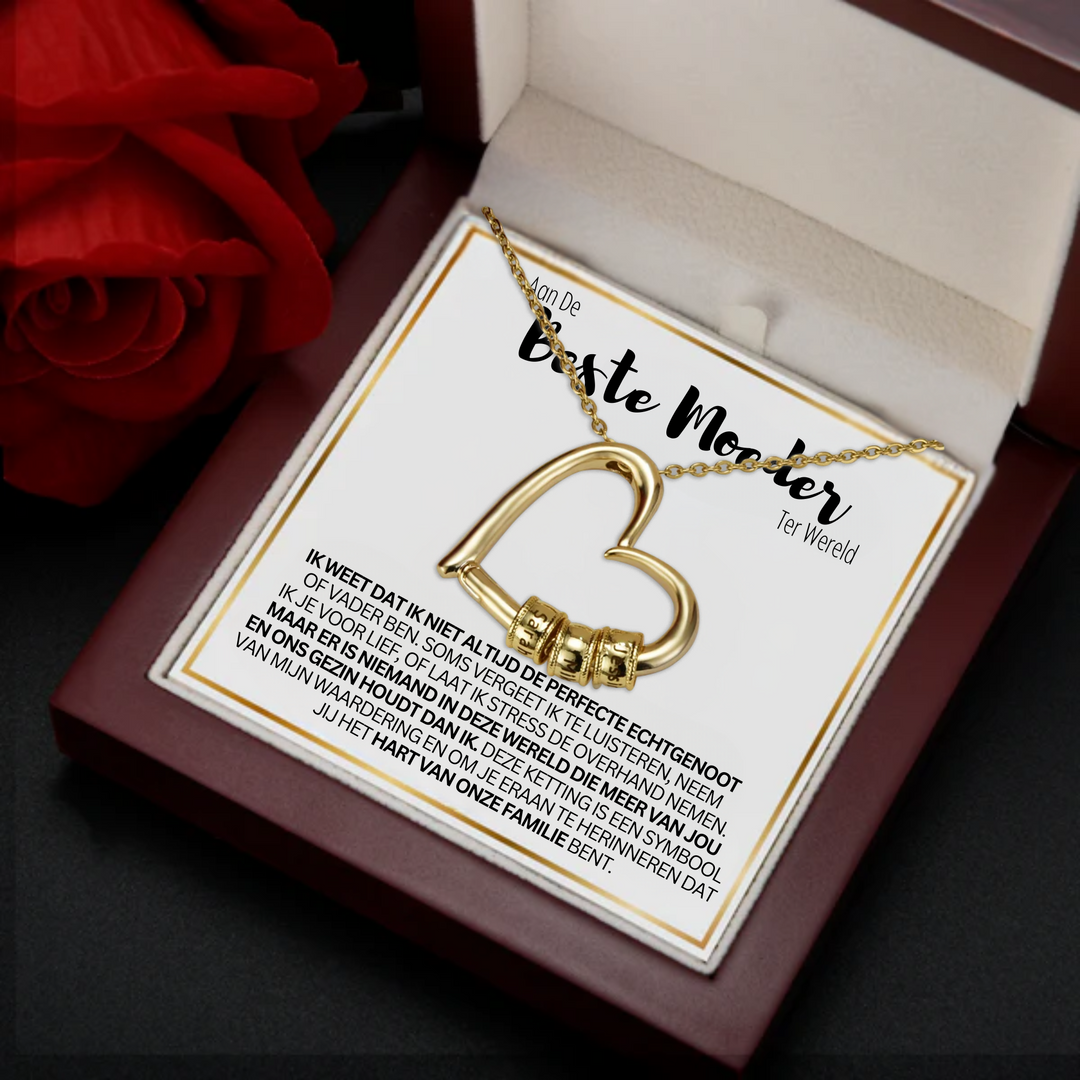 Hartvormige ketting voor moeder met gegraveerde namen, verguld roestvrij staal, gepresenteerd in luxe verpakking.