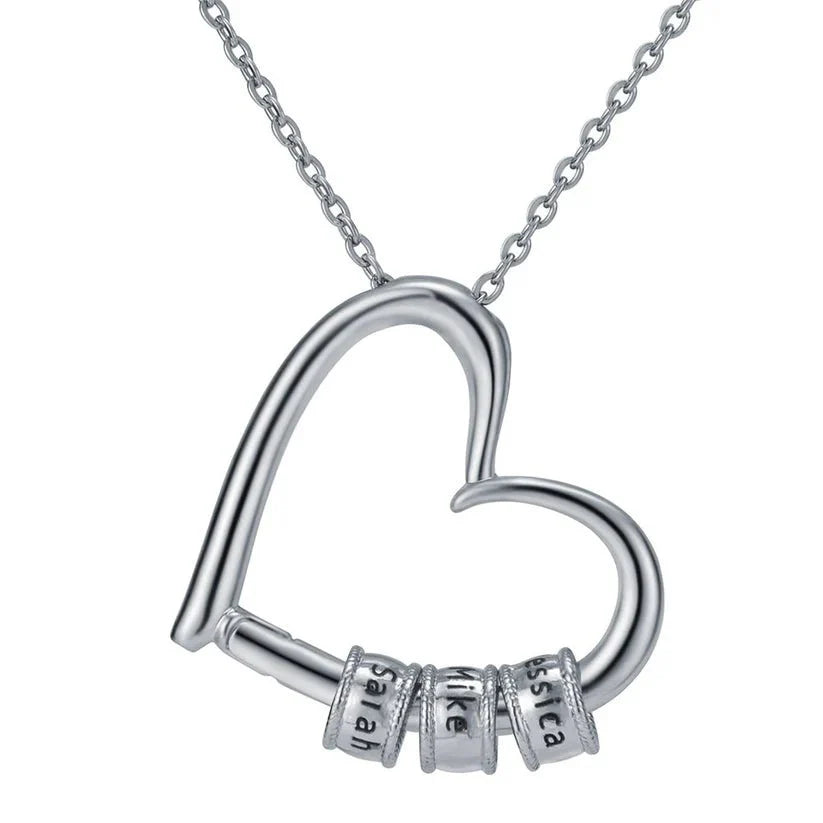 Hartvormige ketting voor moeder met gegraveerde namen, verguld roestvrij staal, gepresenteerd in luxe verpakking.