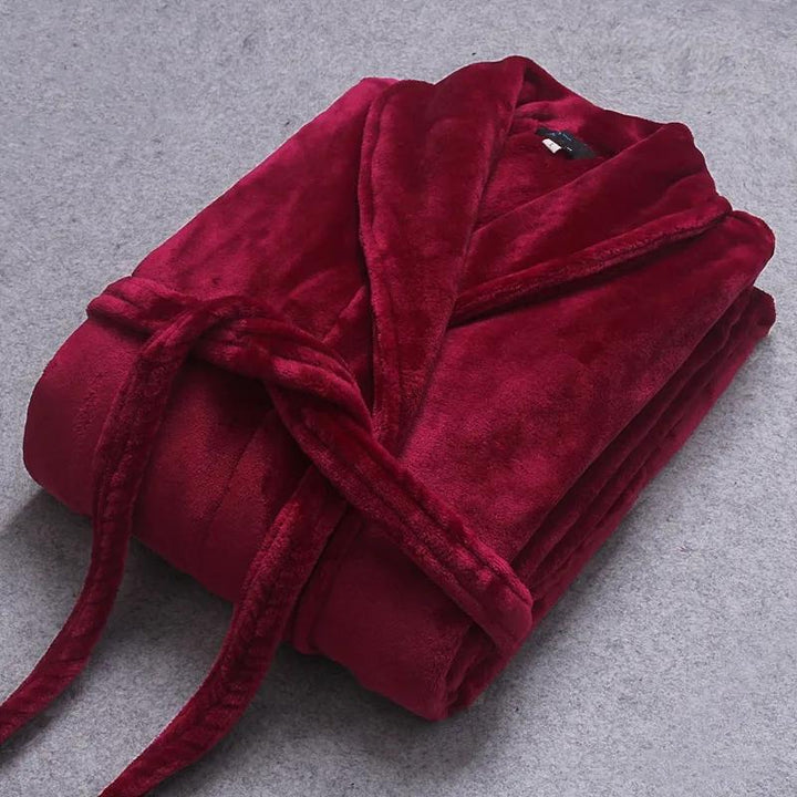 "Heerlijk zachte winterbadjas voor dames in bordeaux, warme coral fleece, ideaal voor koude dagen met stijlvolle zakken."