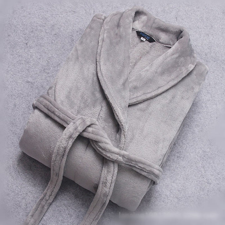"Heerlijk zachte winterbadjas voor dames in bordeaux, warme coral fleece, ideaal voor koude dagen met stijlvolle zakken."