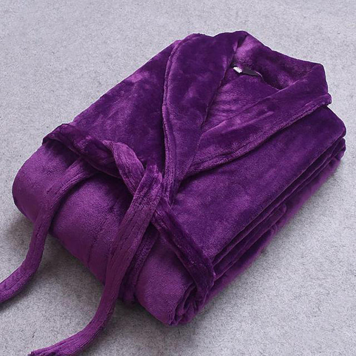 "Heerlijk zachte winterbadjas voor dames in bordeaux, warme coral fleece, ideaal voor koude dagen met stijlvolle zakken."