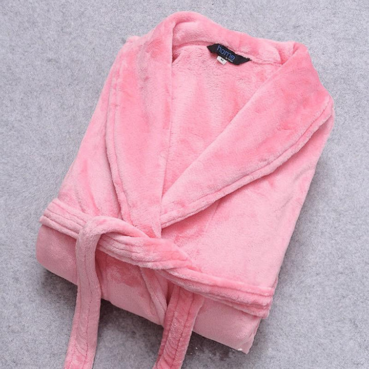"Heerlijk zachte winterbadjas voor dames in bordeaux, warme coral fleece, ideaal voor koude dagen met stijlvolle zakken."
