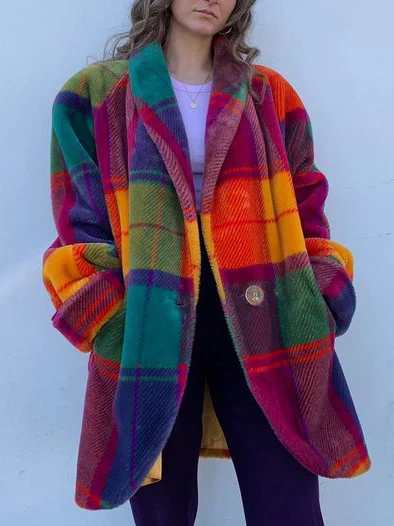 Henna Oversized Geruite Damesjas, kleurrijk geruit design, trendy oversized fit, winter, modebewuste vrouw, warme jas.