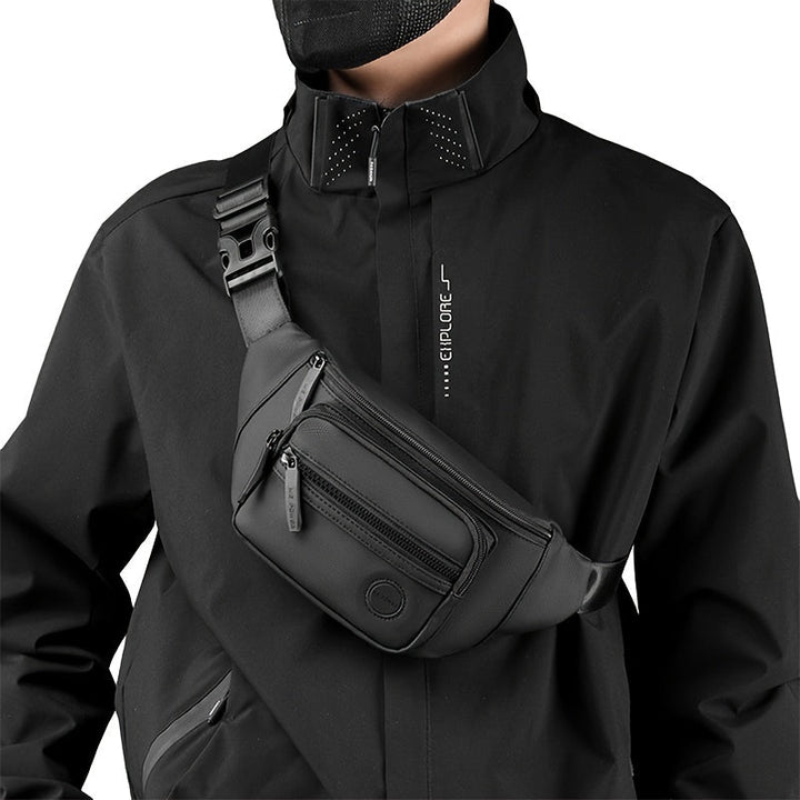 "Heren heuptas in waterafstotend nylon, actief design met verstelbare riem en meerdere vakken voor outdoor gebruik."