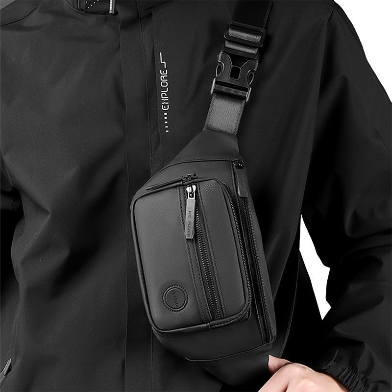 "Heren heuptas in waterafstotend nylon, actief design met verstelbare riem en meerdere vakken voor outdoor gebruik."