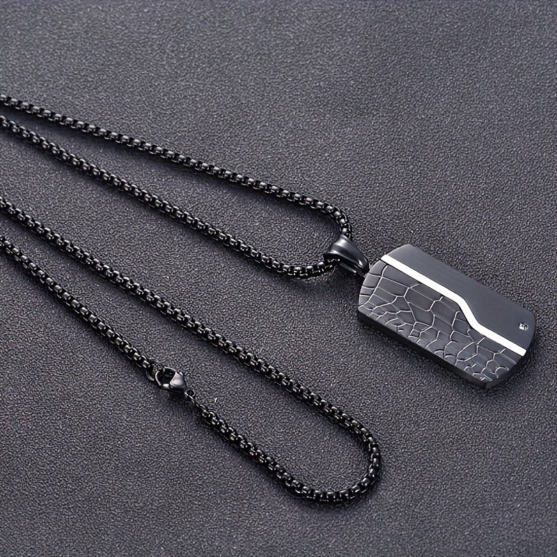 "Heren ketting met zwarte vintage hanger van roestvrij staal, stijlvol gebarsten design, stoere en duurzame uitstraling."