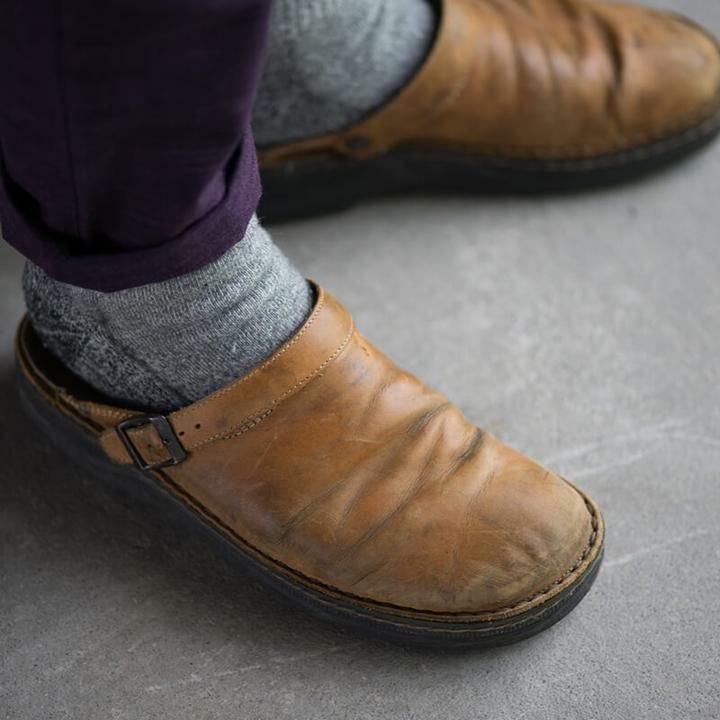Heren leren klompen, bruin, ergonomisch ontwerp met klassieke stijl en stevige leren constructie voor langdurig comfort.