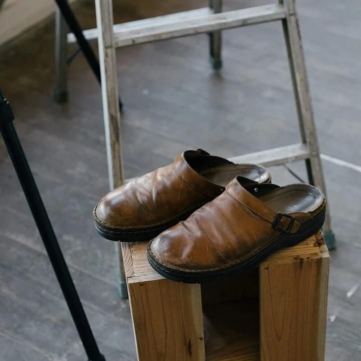 Heren leren klompen, bruin, ergonomisch ontwerp met klassieke stijl en stevige leren constructie voor langdurig comfort.