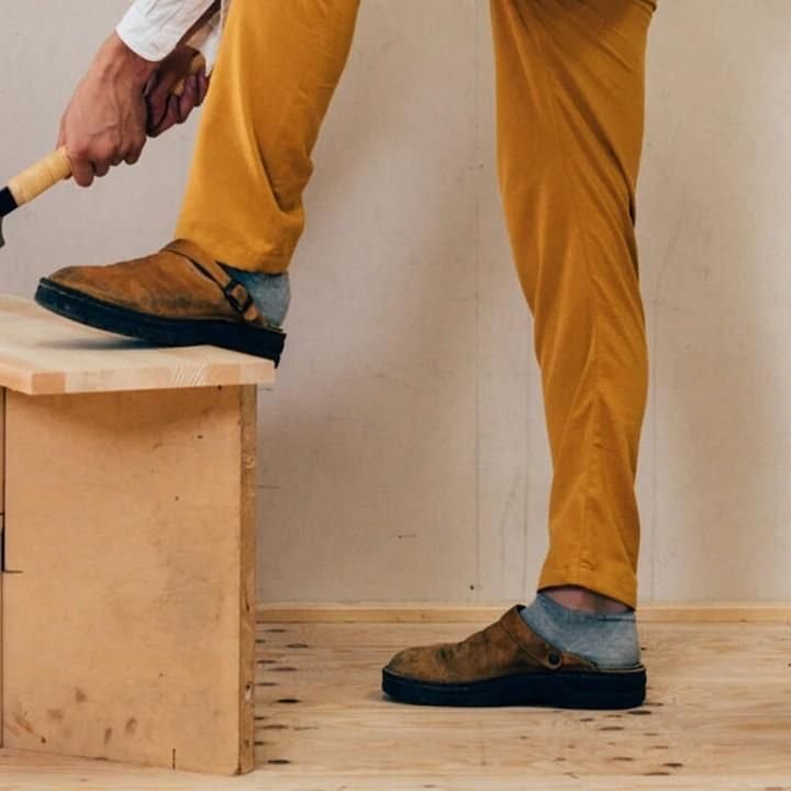Heren leren klompen, bruin, ergonomisch ontwerp met klassieke stijl en stevige leren constructie voor langdurig comfort.