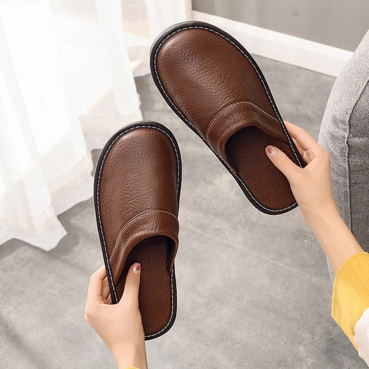 Heren leren pantoffels van hoogwaardig leder met zachte voering en duurzame zool, stijlvol ergonomisch ontwerp voor comfort.