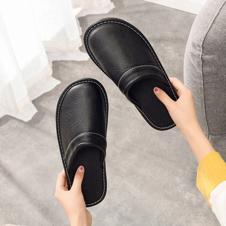 Heren leren pantoffels van hoogwaardig leder met zachte voering en duurzame zool, stijlvol ergonomisch ontwerp voor comfort.