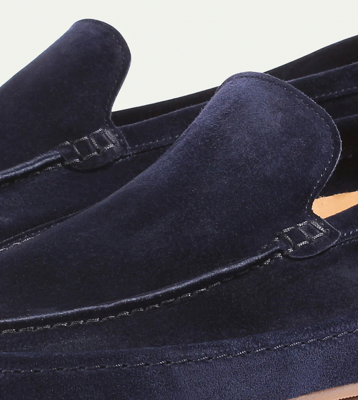 "Heren loafers, elegant en comfortabel, gestroomlijnd silhouet, kussentje voetbed, ideale keuze voor diverse outfits."