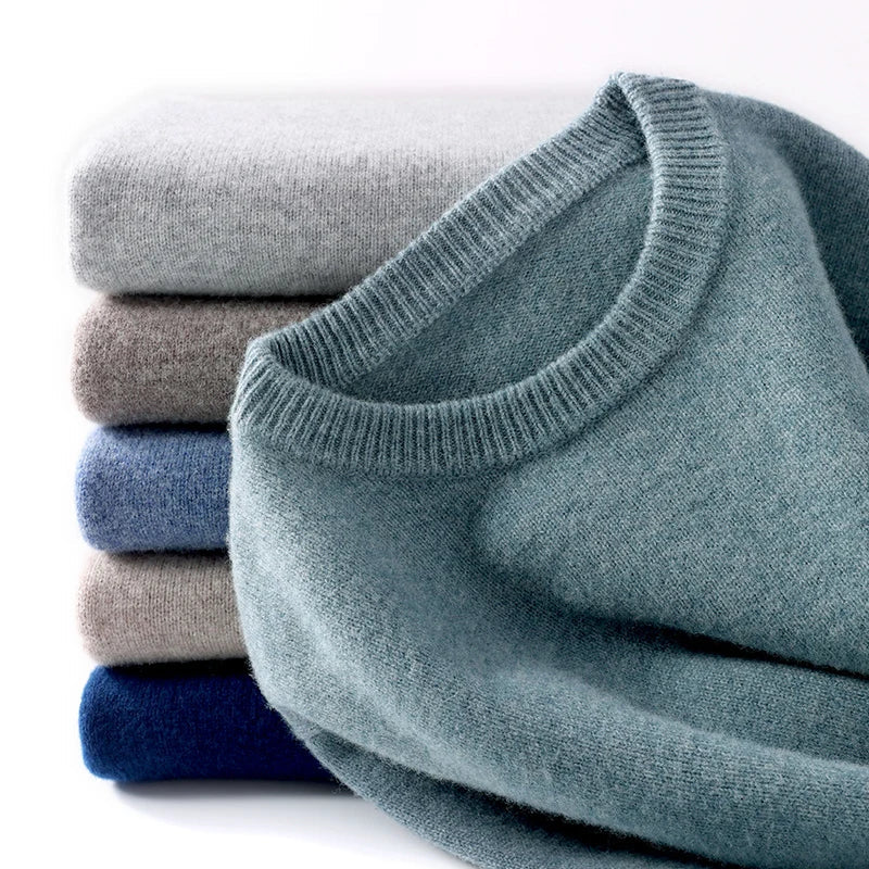 "Heren Merino wollen crewneck sweater vooraanzicht, zachte luxe trui in donkerblauw met premium comfort en tijdloos design."