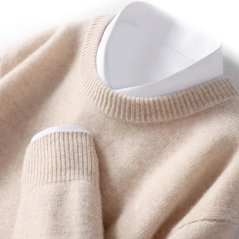 "Heren Merino wollen crewneck sweater vooraanzicht, zachte luxe trui in donkerblauw met premium comfort en tijdloos design."