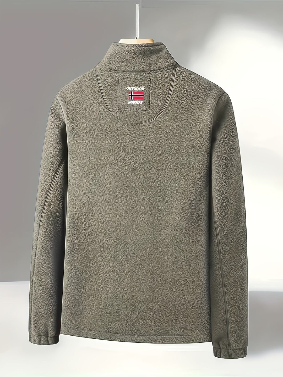 "Heren outdoor fleecejack, warm en winddicht, met hoge kraag. Perfect voor herfst en winteractiviteiten."