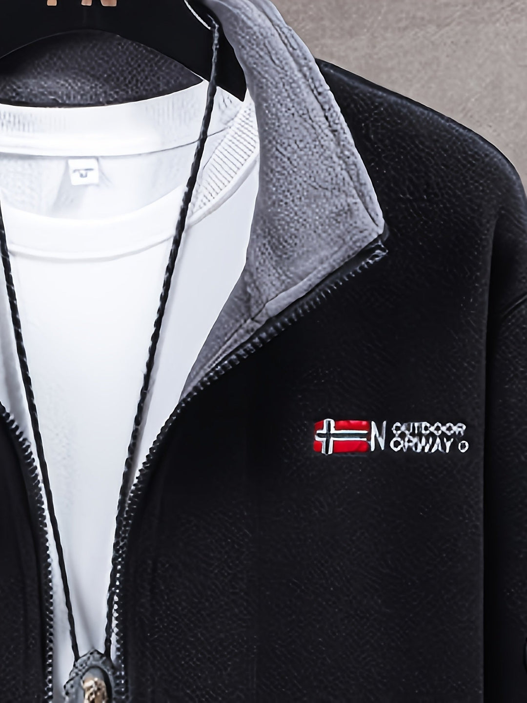 "Heren outdoor fleecejack, warm en winddicht, met hoge kraag. Perfect voor herfst en winteractiviteiten."