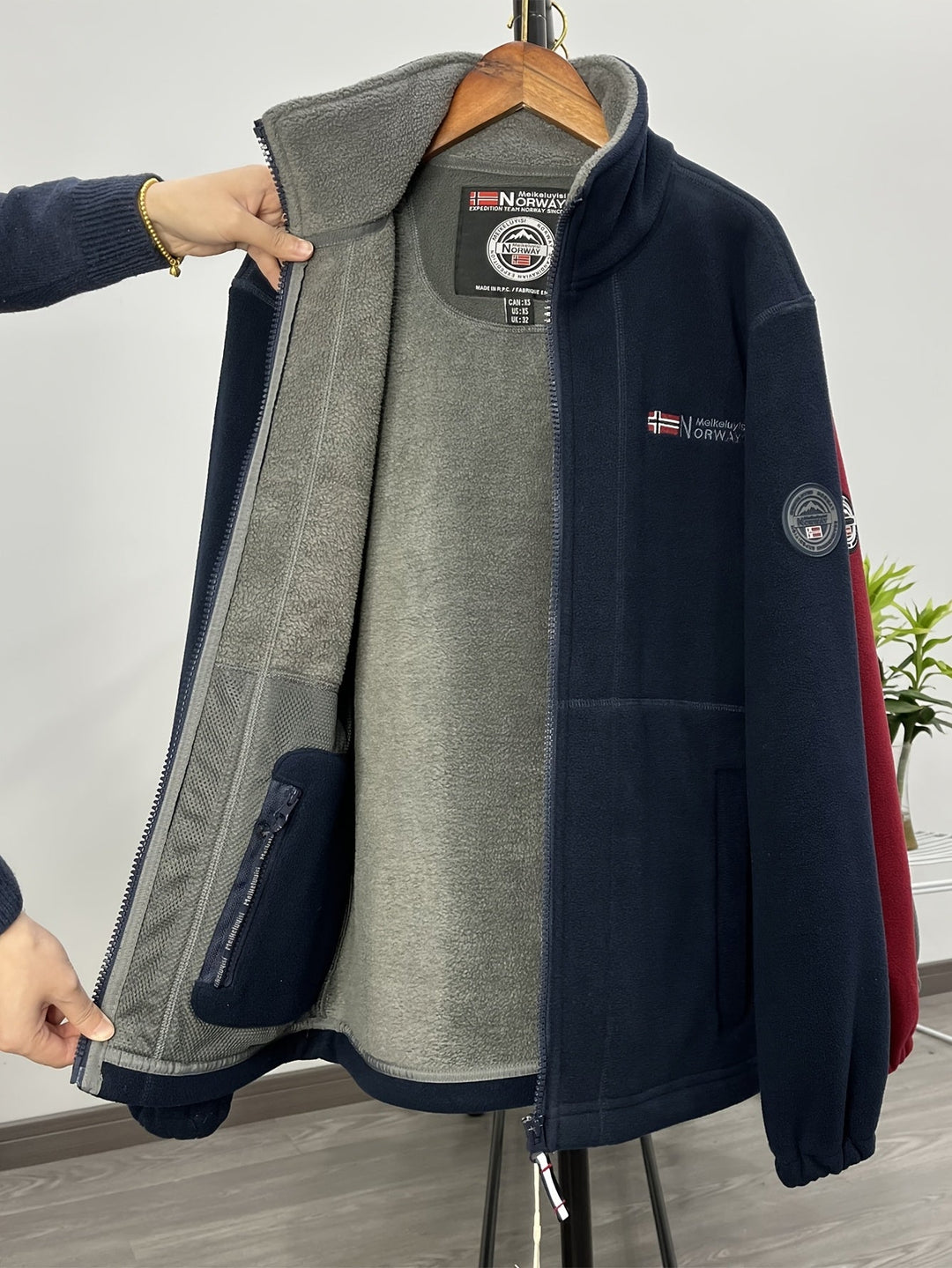"Heren outdoor fleecejack, warm en winddicht, met hoge kraag. Perfect voor herfst en winteractiviteiten."